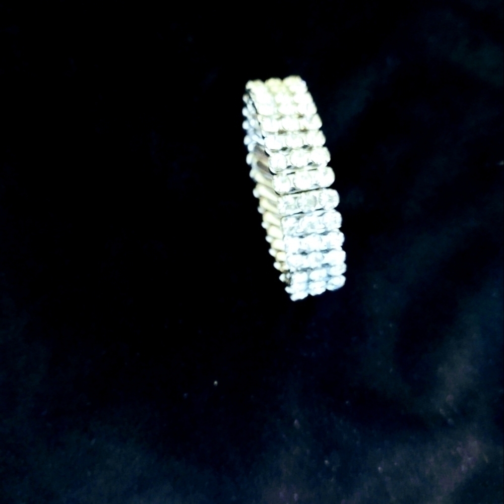 𝅺vintage stretch rhinestone bracelet